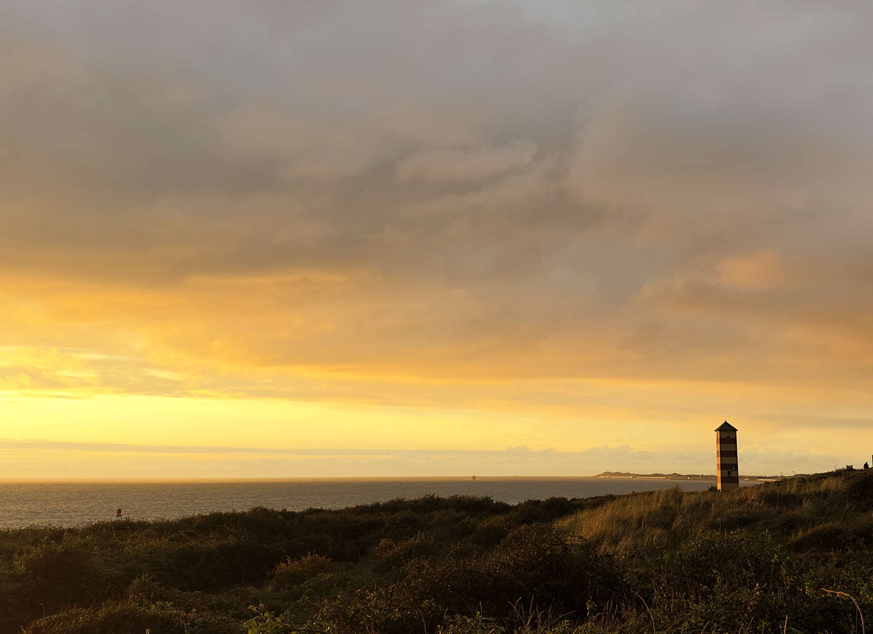 Avondlicht boven zee bij de vuurtoren van Dishoek op Walcheren